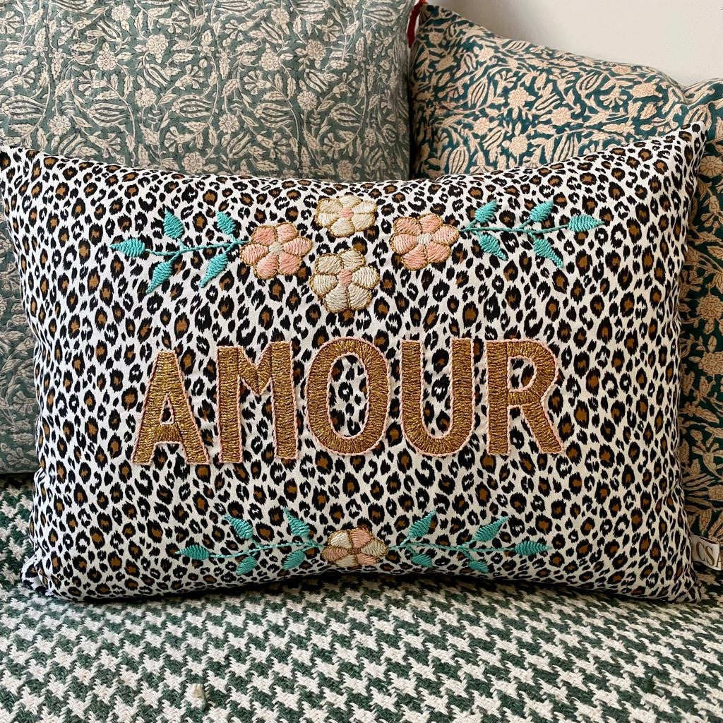 Coussin brodé Amour