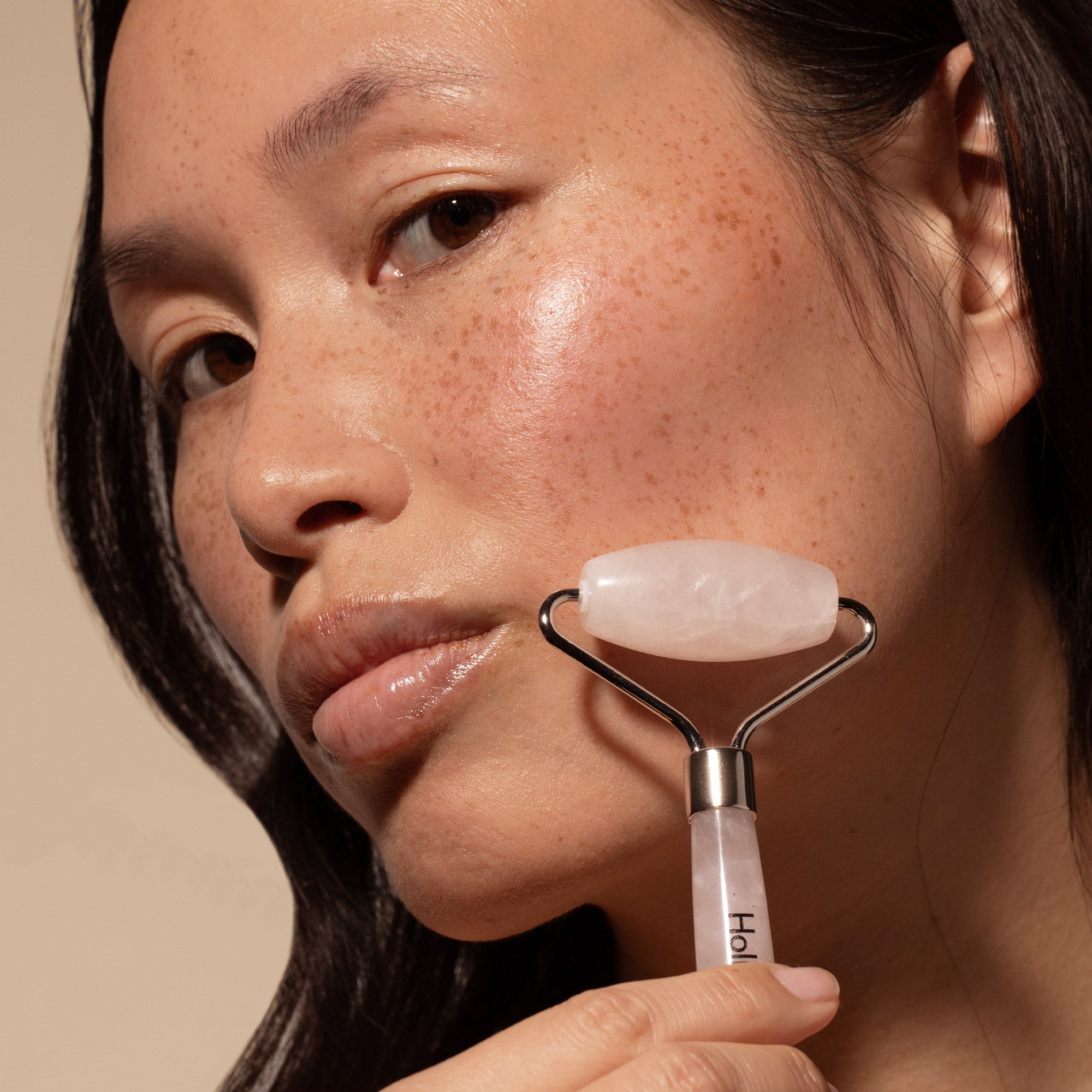 Rouleau visage en quartz rose pour massage, éclat et stimulation cutanée naturelle