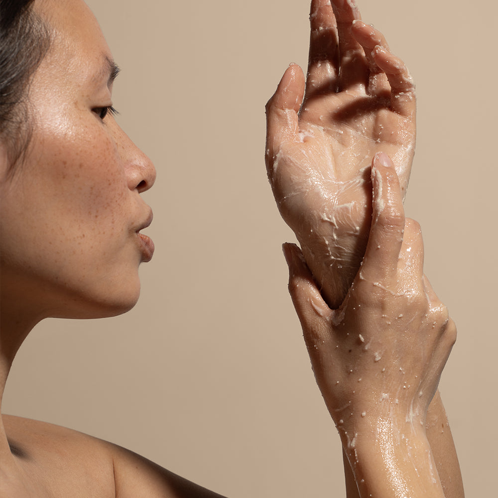 Soin lavant et exfoliant mains pour nettoyer et affiner le grain de peau