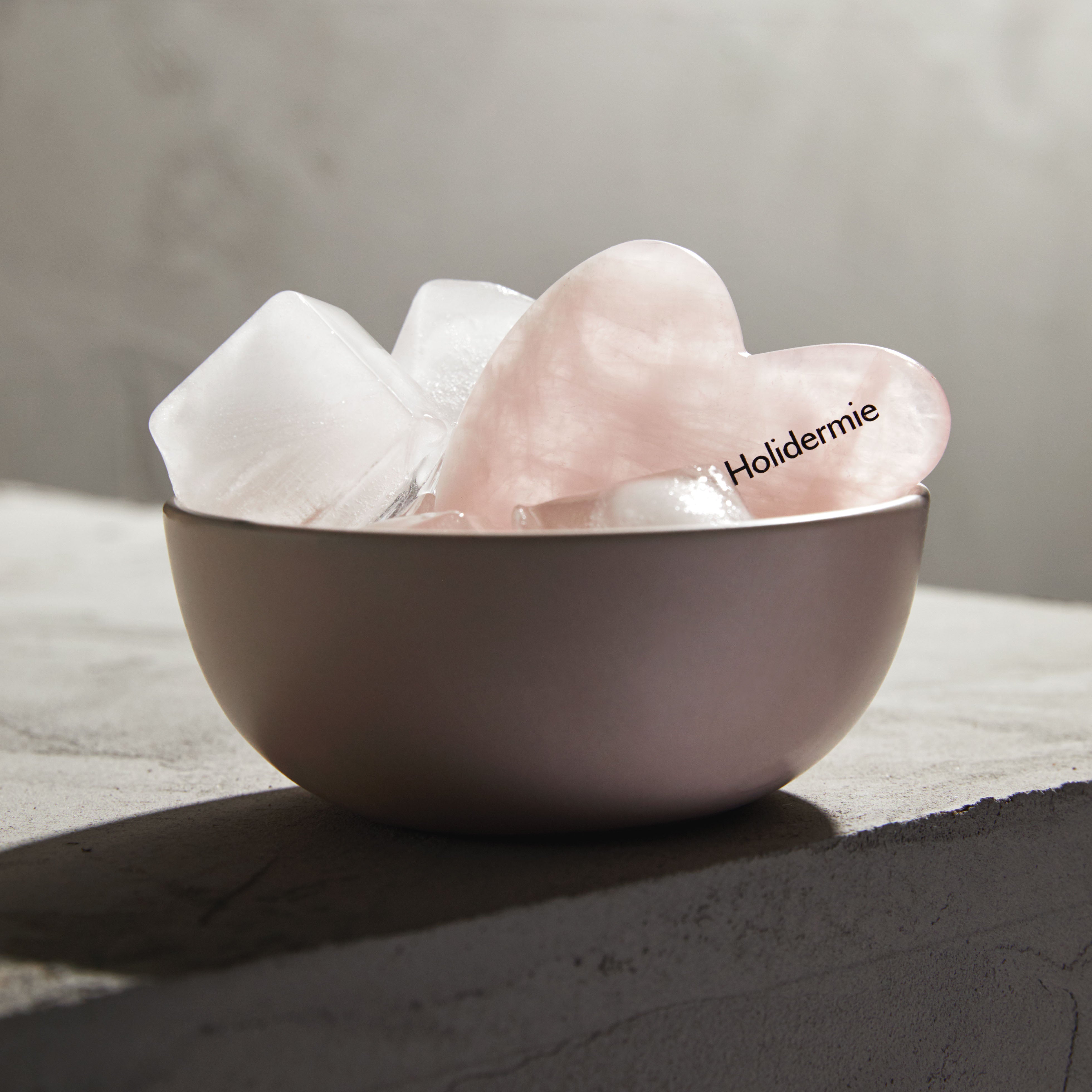Gua Sha visage quartz rose pour lifter les contours du visage et stimuler l’éclat