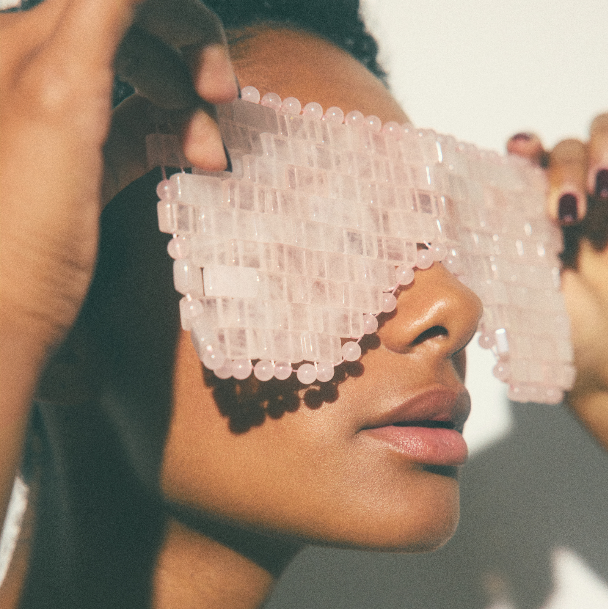 Soin contour des yeux rafraîchissant et décongestionnant en quartz rose
