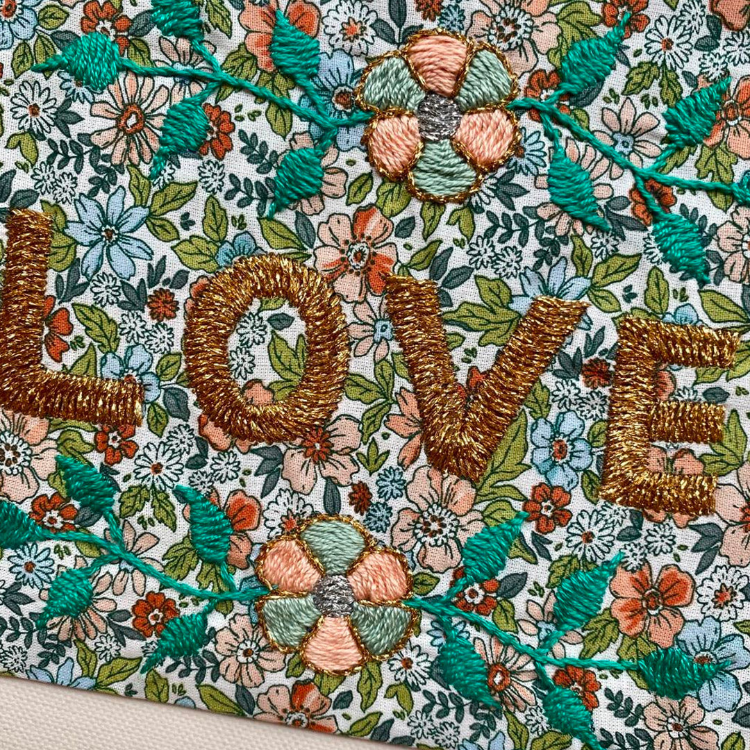 Pochette brodée Love
