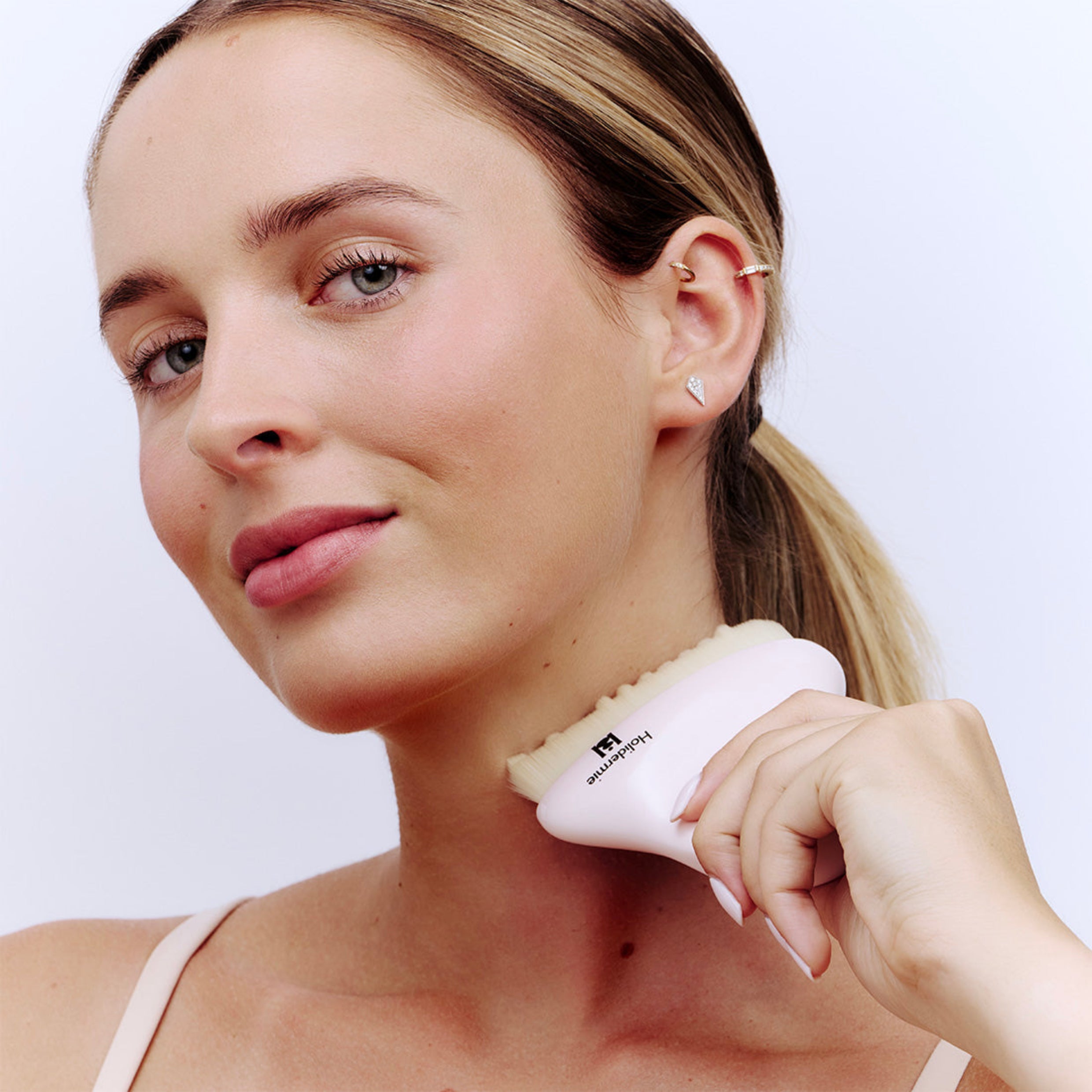 Brosse Lymphatique Visage Holidermie utilisée pour un rituel d’auto-massage facial