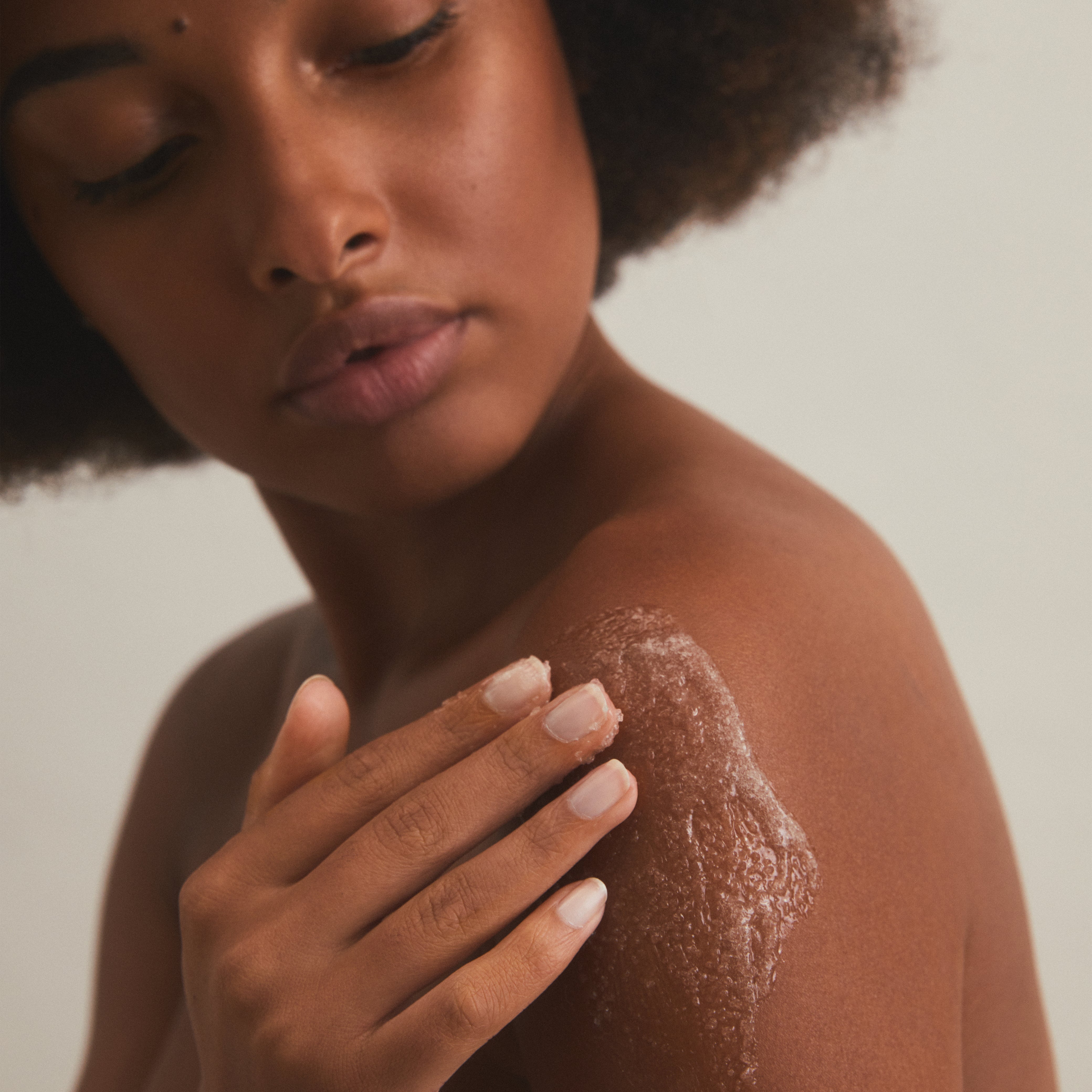Soin corps exfoliant aux algues brunes pour peau lissée et éclatante Holidermie