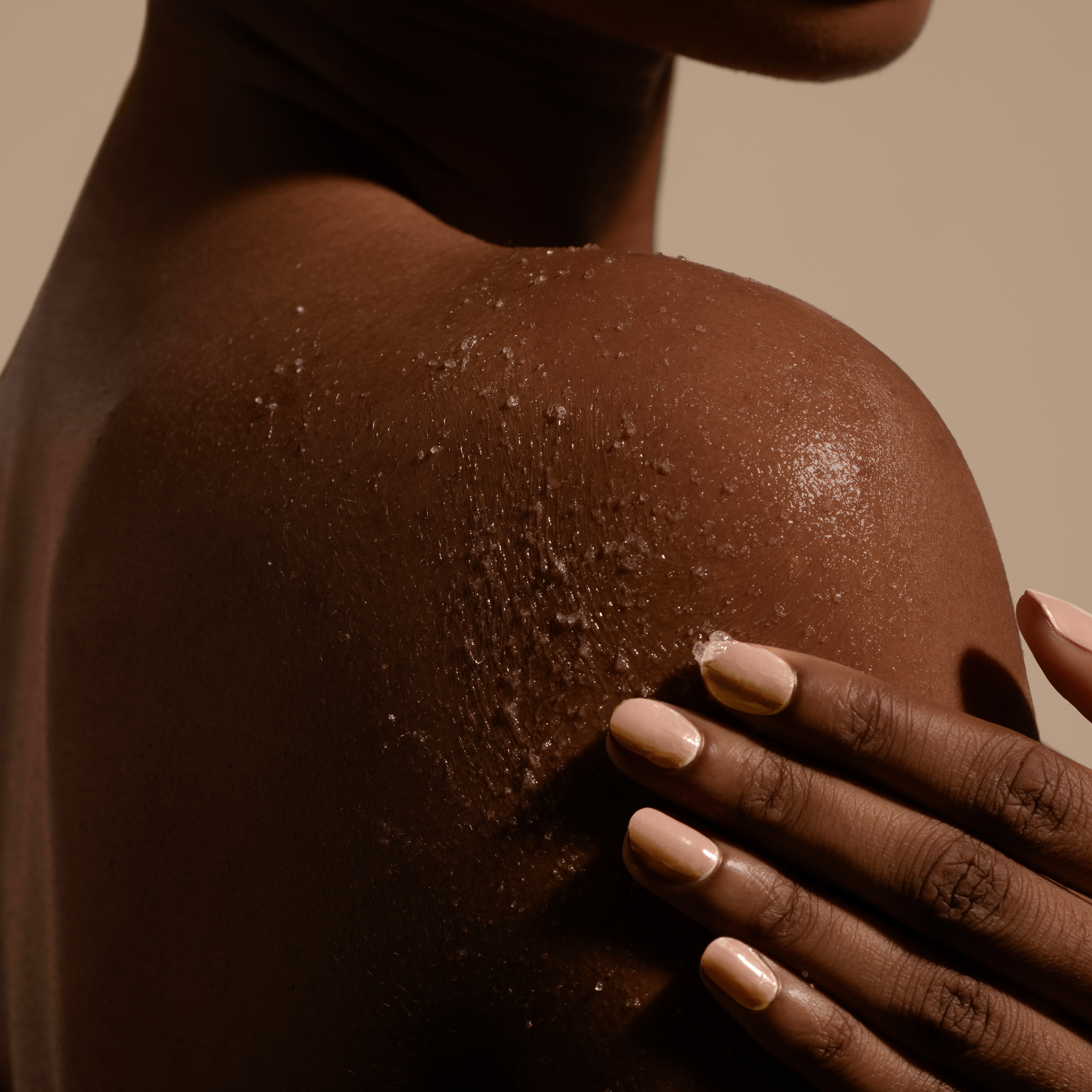 Gommage corps Holidermie à la texture fondante pour un rituel bien-être sensoriel