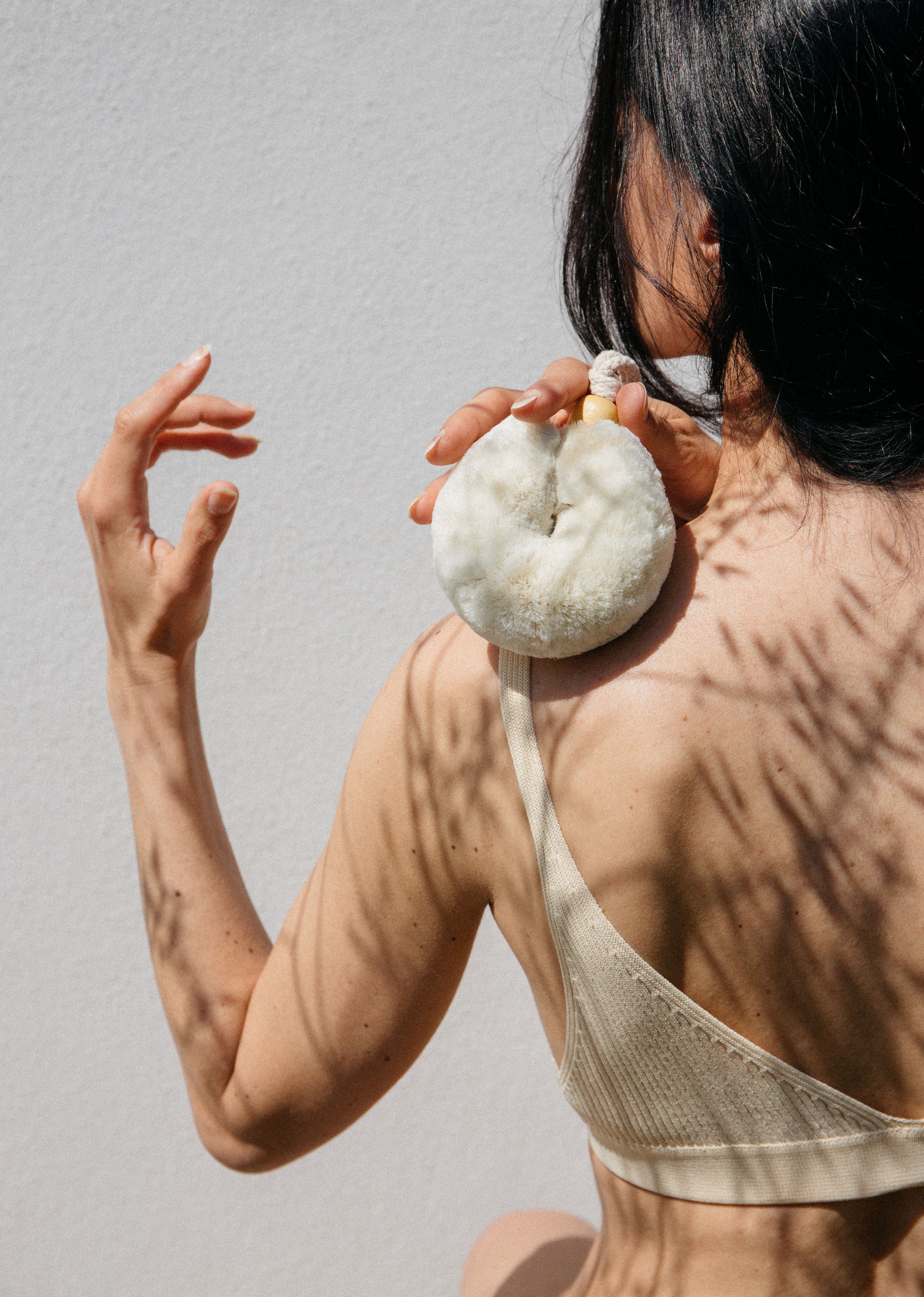 holidermie-holidermie-reinvente-la-beaute-holistique-en-repondant-a-nos-preoccupations-par-des-routines-inside-amp-out-soins-cosmetiques-complements-alimentaires-et-outils-de-beaute-marque-de-beaute-fabriquee-en-france-a-la-composition-clean-holidermie-favorise-les-matieres-naturelles-bio-et-vegan
